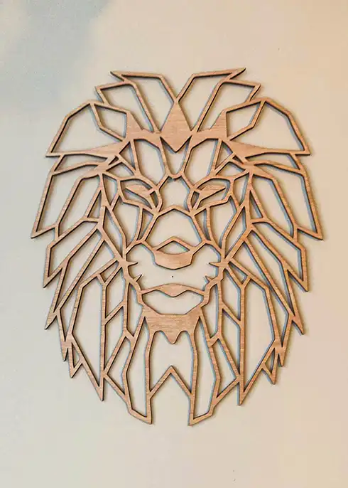 tête de lion géométrique en bois