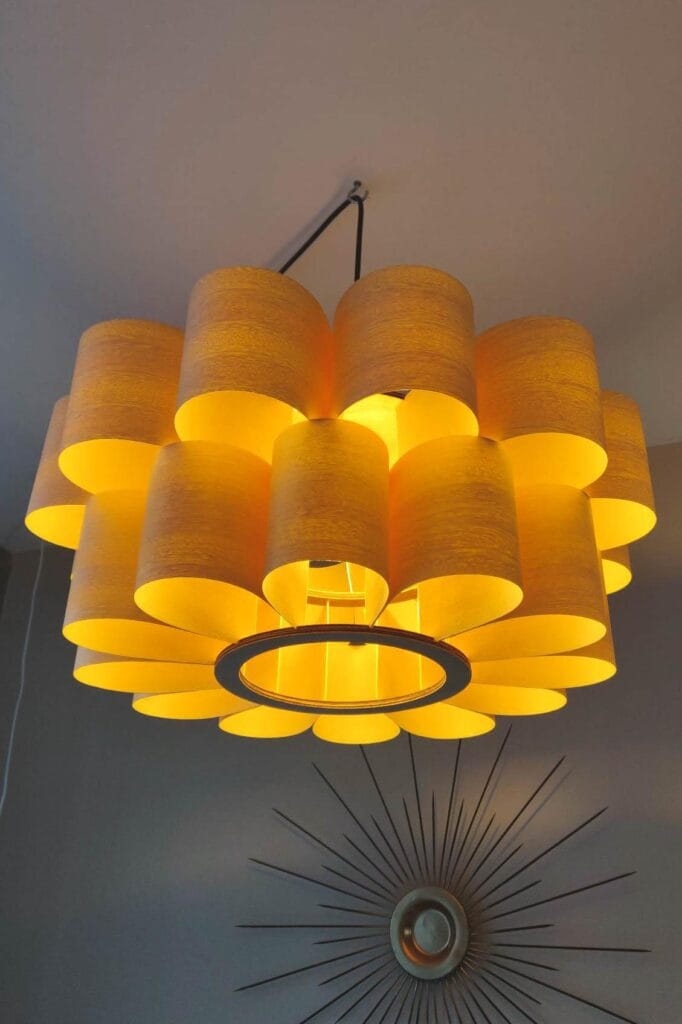 Lustre moderne en papier jaune allumé